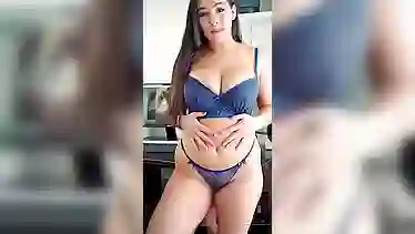 Leah Goes Wilde strips down to solo masturbation & big tits bounce!