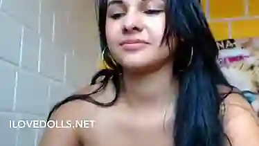 Otra vez la vecina colombiana sacando leche por las tetas - ilovedolls.net